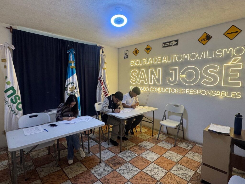 Estudiantes en el aula de la Escuela de Automovilismo San José