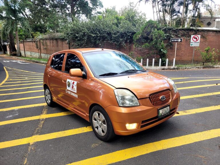 Vehículo naranja de práctica en la pista de la escuela