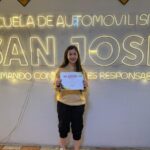 Estudiante con su certificado de la escuela