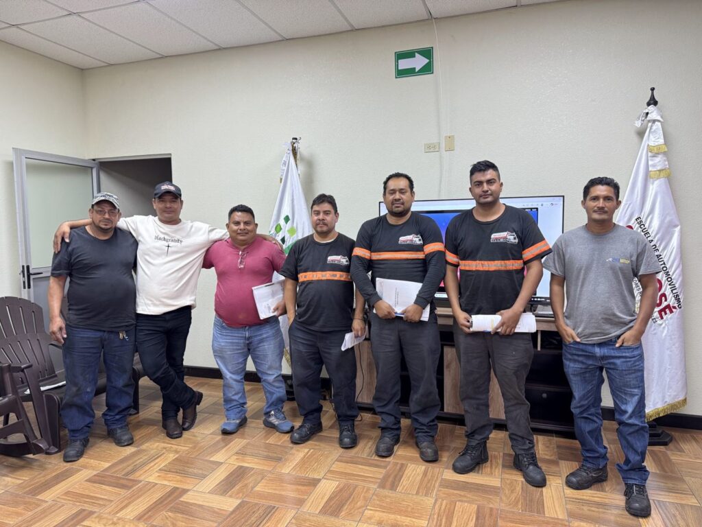 Grupo certificado en Manejo Defensivo NSC con sus diplomas